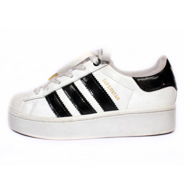 Adidas รองเท้าผ้าใบมือสอง Superstar สีขาว สภาพงามๆ จัดส่งฟรี!!! เก็บปลายทาง