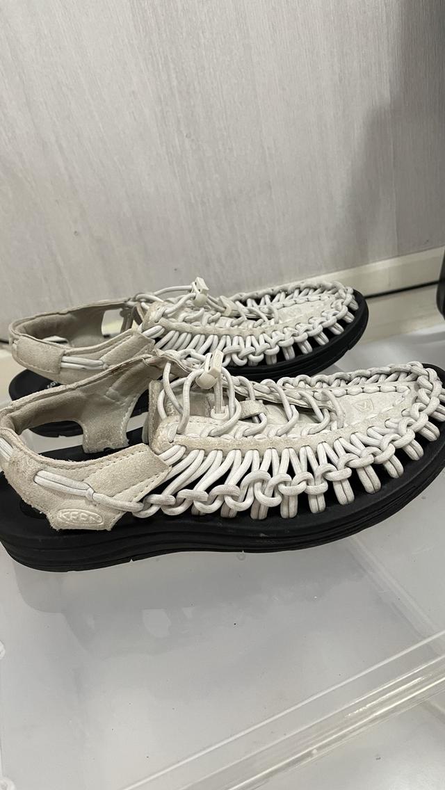 รองเท้า keen สีขาวครีม 3