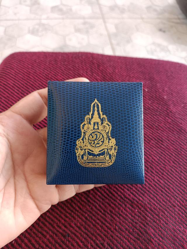 เข็มกลัด ที่ระลึก ร.9 แบบประกบสองชิ้น ล้อมพลอยเทียม รูปย่อยที่ 4