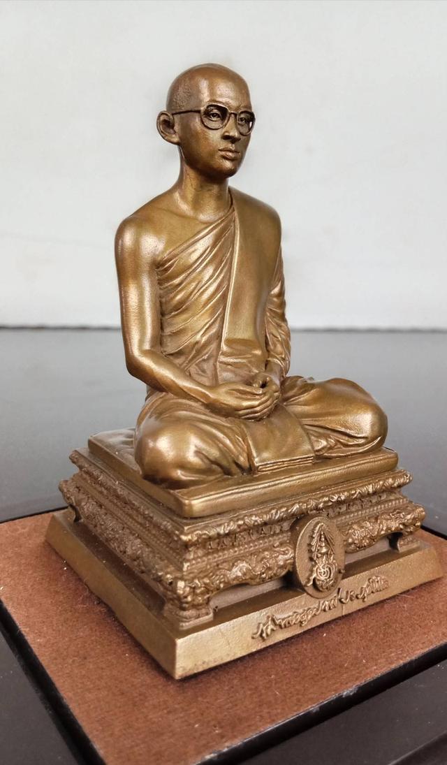 567.พระบรมรูปในหลวงทรงผนวช พลังแผ่นดิน ปี 2554 พร้อมกล่องเดิมแท้ 9