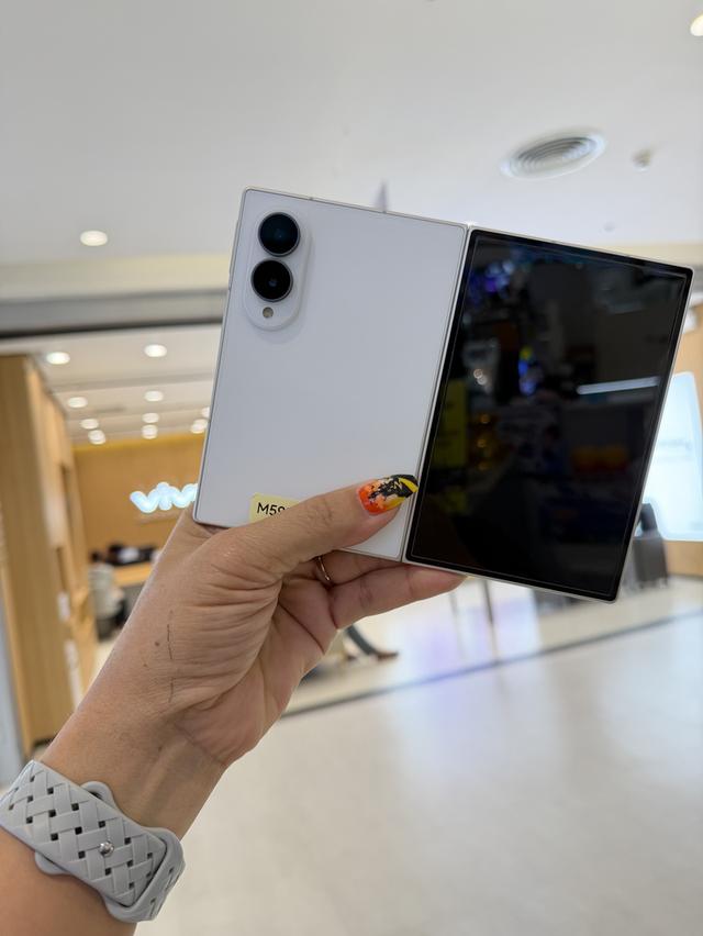 Samsung Fold 8 สีขาวเครื่องสวยมีประกันศูนย์ ผ่อนบัตรประชาชนใบเดียวได้ค่ะ