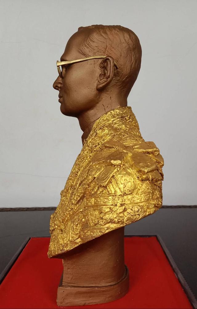 557.พระบรมรูปหล่อครึ่งพระองค์ในหลวงรัชกาลที่9 พระบาทสมเด็จพระปรมินทรมหาภูมิพลอดุลยเดช พร้อมกรอบกระจก
