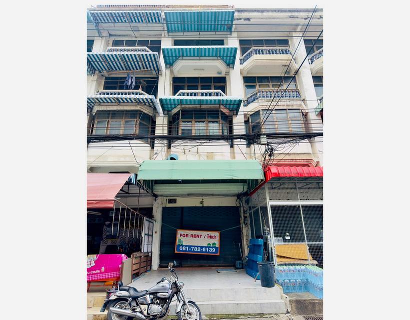 อาคารพาณิชย์ 5 ชั้นครึ่ง 4 นอน 3 น้ำ ประชาราษฎร์บำเพ็ญ ซอย 9 เขตห้วยขวาง ใกล้ MRT ห้วยขวาง 1