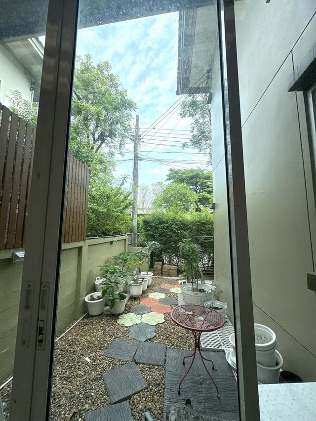 ขายบ้านเดี่ยว โครงการหมู่บ้าน Noble Geo วัชรพล ( โนเบิลจีโอวัชรพล )  ขนาด 105.7 ตารางวา  บ้านจำนวน 2 ชั้น ห้องโถง : 1 ห้อง ห้องนอน : 3 ห้องนอนใหญ่ ( 4