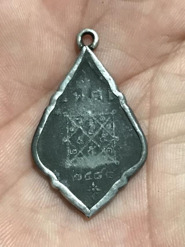 หลวงปู่แขกวัดบางปลา บล็อคนิยม รุ่นแรกปี2488 เนื้อดีบุก หายาก สร้างไม่เกิน200เหรียญ สวยๆหลายๆ แสน ยันต์หลังชัดเจน เหรียญแท้ ดูง่าย สบายตา 36,000 ครับ รูปที่ 2