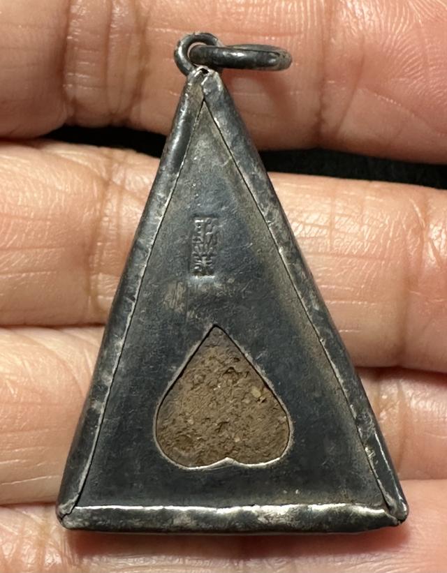 พระนางพญา พิมพ์เข่าโค้ง เลี่ยมเงินโบราณ รูปที่ 2