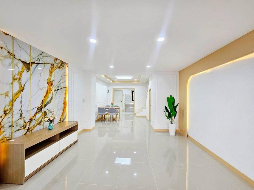 หมู่บ้านบัวทองธานี ฝั่งตรงข้ามสมบัติบุรี 5