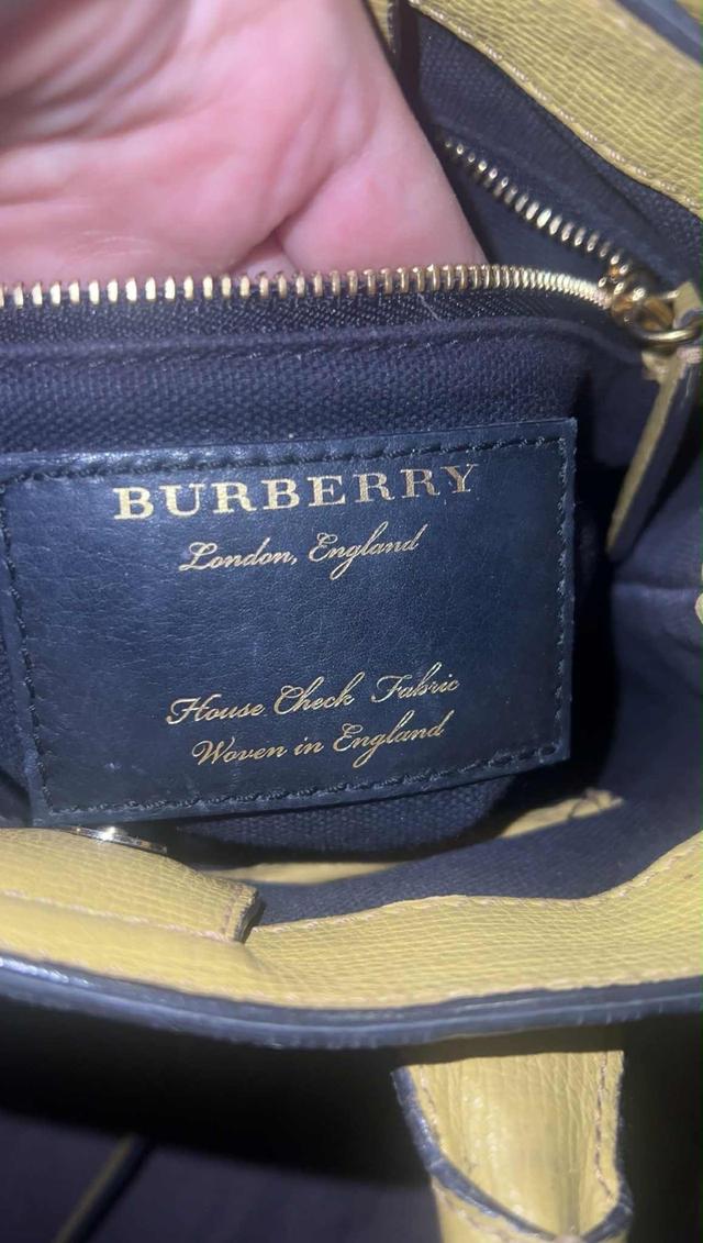 กระเป๋า Burberry banner bag 8