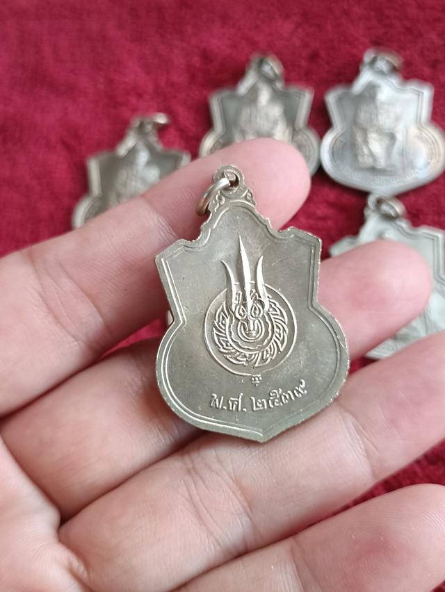 เหรียญทรงเสมา นั่งบัลลังก์ ปี ๒๕๓๙ ในหลวง ร.๙ ครองราชสมบัติครบ ๕๐ ปี 6