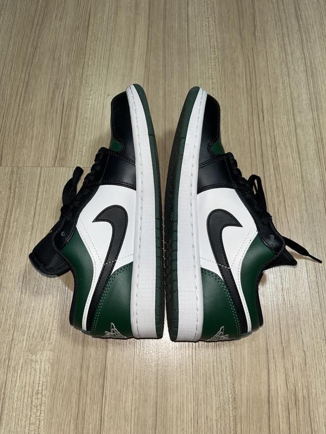 Nike jordan 1 low green toe