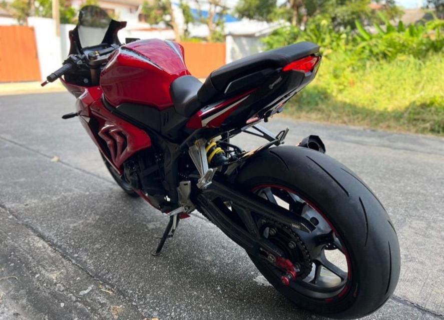 Honda CBR 650 R สีแดง 3