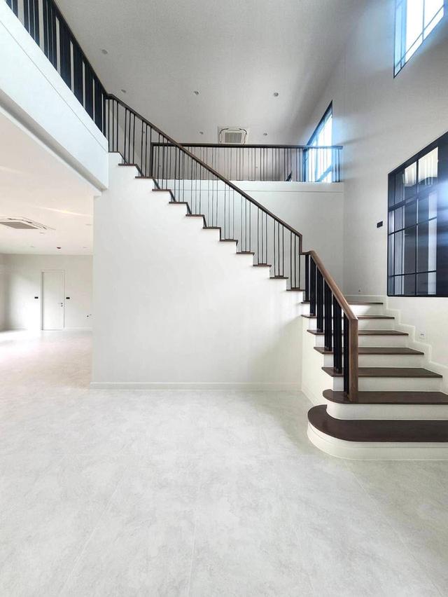 🏡 ขายบ้านเดี่ยวหรู เศรษฐสิริ ราชพฤกษ์–สาย 1 ที่ดิน: 167 ตร.ว. พื้นที่ใช้สอย: 499 ตร.ม. บ้านหันหน้าทิศเหนือ 5 ห้องนอน | 6 ห้องน้ำ 8