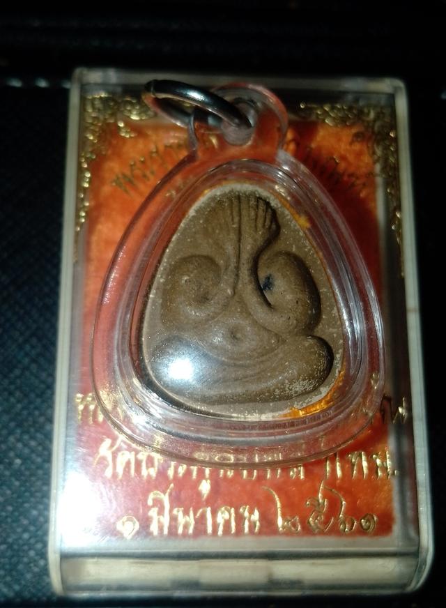 พระปิดตามหาเสน่ห์ย้อนยุคปี 18 เนื้อเกสรผสมมวลสารเดิม ออกวัดป ระดู่ฉิมพลี มีประวัติการสร้างชัดเจน ออกปี 61 รุ่น 131 ปี รูปที่ 2