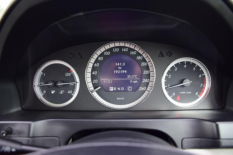 ขายเพียง 268000บาท BENZ C200 คอมเพลสเซอร์ แอร์จอ พ.มัลติ ขับดีมาก เบาะหนังไฟฟ้าเมเมโมรี่ 3จุด ภายในใหม่กิ๊ฟ เอกสารครบพร้อมโอน โทร0957401229 ไอดีไลUTBP