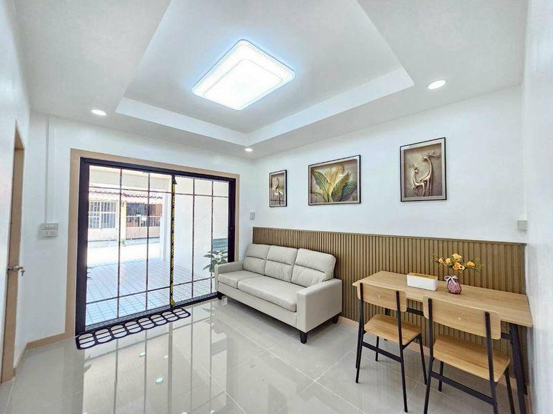 หมู่บ้านพฤกษา3  ถนนวัดลาดปลาดุก บางบัวทองทาวน์เฮาส์ชั้นเดียว ตกแต่งใหม่พร้อมอยู่ หน้ากว้าง6เมตร 9