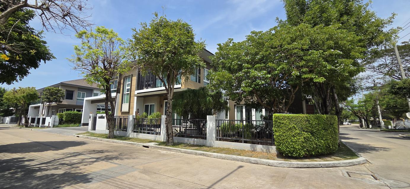 บ้านเดี่ยวหลังมุมในโครงการลัดดารมย์บางนา 2