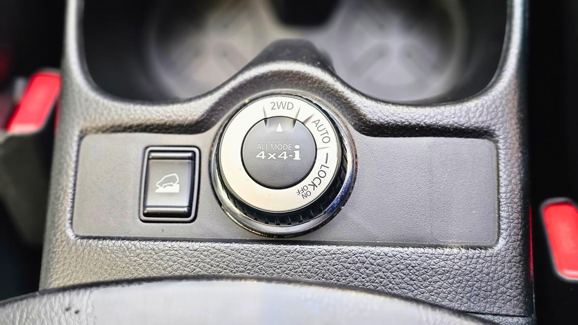 ขายรถ nissan X-Trail 2.5V 4WD ปี 2015 สีดำ เกียร์ออโต้ รูปที่ 11