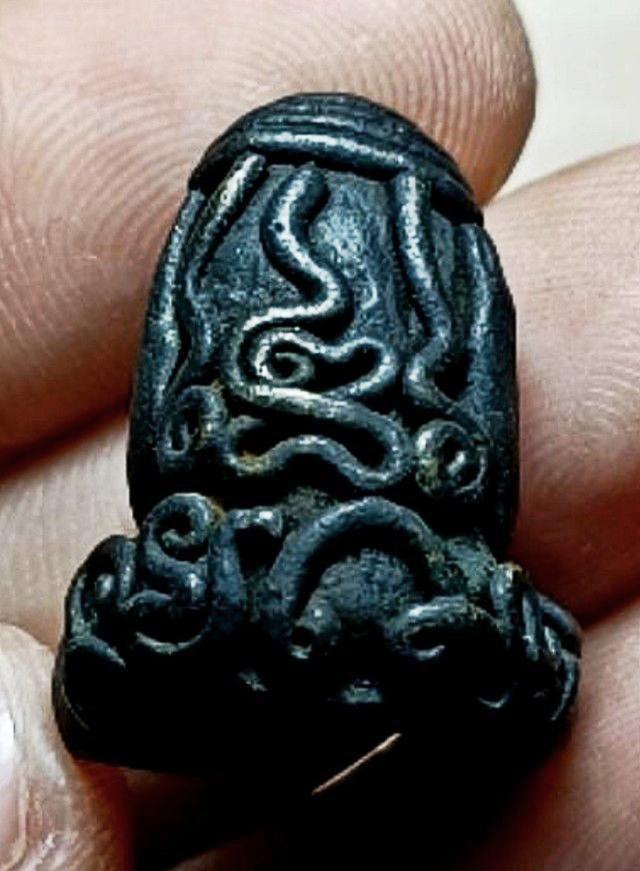 พระปิดตาเนื้อโลหะเก่า 3