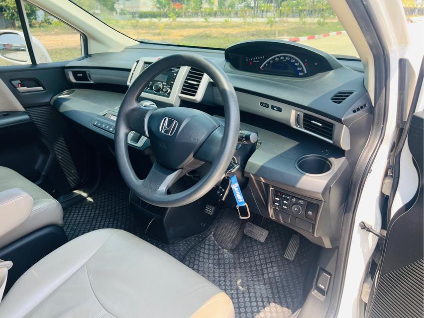 2013 Honda freed  7