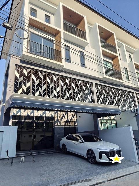 ให้เช่าโฮมออฟฟิศ 3 ชั้นครึ่ง หลังมุม 300 ตรม. 4 ห้องนอน โครงการ Diamond Ville ลาดพร้าว–วังหิน ซอย 4 ใกล้เลียบด่วน 6