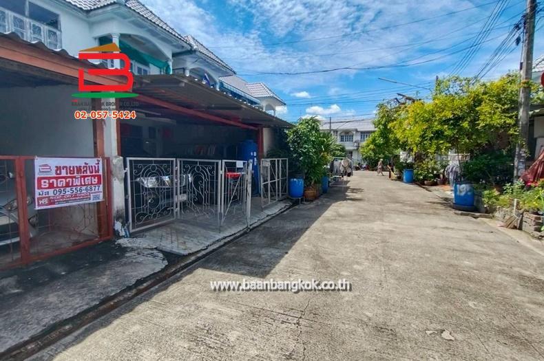 ทาวน์เฮาส์ หมู่บ้าน อยู่เจริญ 4 เนื้อที่ 23.2 ตรว. ถนนลำลูกกา ต.ลาดสวาย อ.ลำลูกกา จ.ปทุมธานี 9