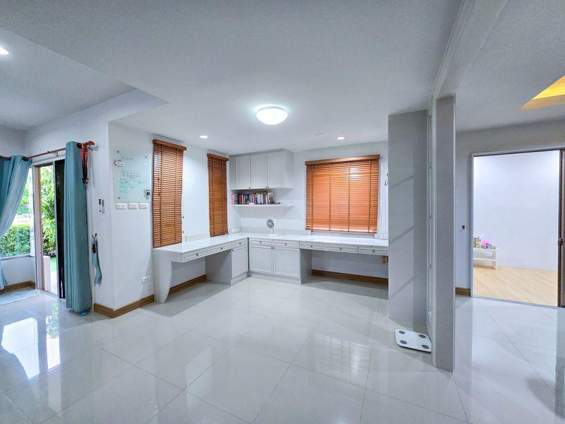 ให้เช่า บ้านเดี่ยว 2 ชั้น หมู่บ้าน เฮ้าส์ ออฟ เดอะ คานารี่ – สวนเสือศรีราชา บ้านสวย เฟอร์นิเจอร์บิ้วอิน พร้อมเครื่องใช้ไฟฟ้าครบ จอดรถได้ 2 คัน พร้อมเข 4