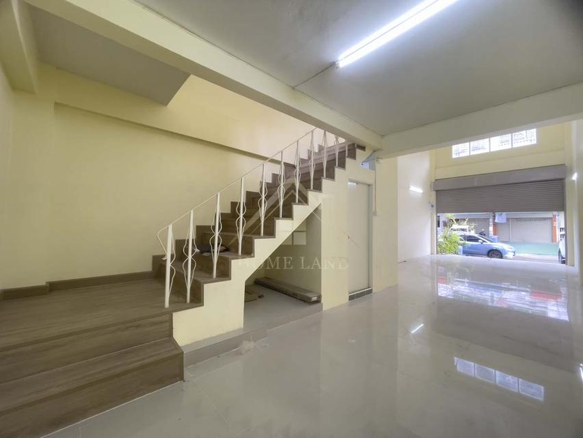 อาคารพาณิชย์ 3.5 ชั้น รีโนเวท ซอย พระยาในธาตุแยก 17 (ซอยศิวปรีชา) บางบอน 3