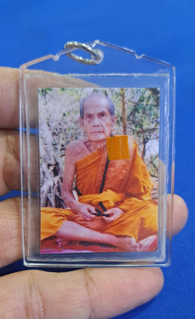 #รูปถ่ายหลวงปู่หมุนออกวัดซับลำใย ปี2543ติดจีวร+เกศาของหลวงปู่หมุน *ตอกโค๊ตตัวนะ* หลังตราปั๊มวัดแท้ทันหลวงปู่หมุนปลุกเสกครับ บูชาใช้พุทธคุณใด้ 