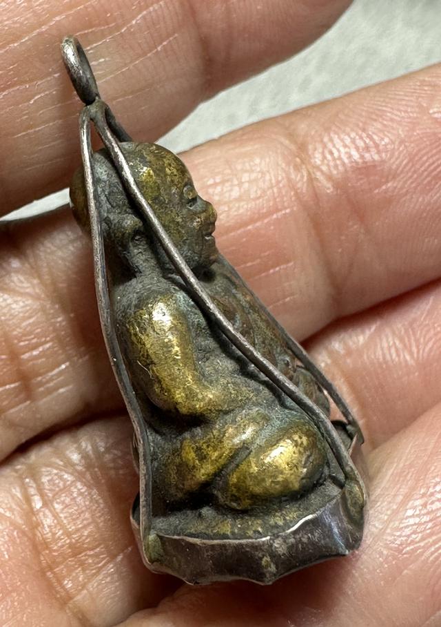 หลวงพ่อเงินพิมพ์นิยมสภาพสวย เลี่ยมกระเช้าเงินโบราณ รูปย่อยที่ 3