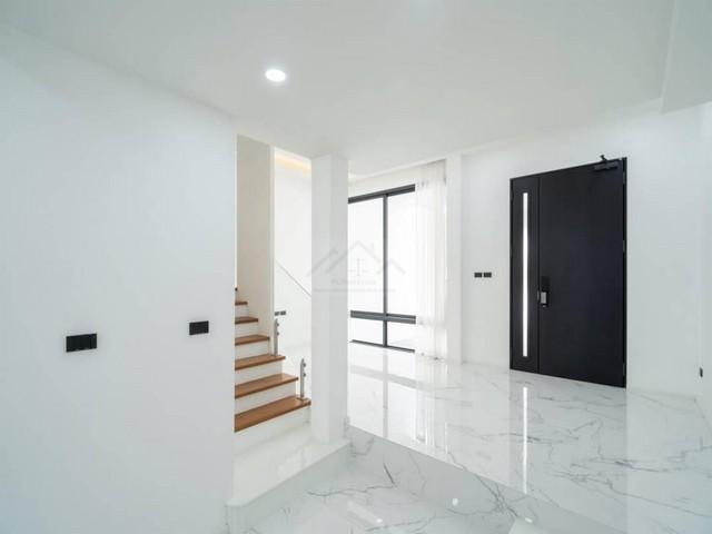 ขาย Townhome 3 ชั้น 250 ตร.ม. ซอยสุขุมวิท 15 ติดโรงเรียนนานาชาติ NIST และ 5 นาที ถึง BTS อโศก 2
