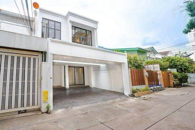  ขายบ้าน ทาวน์เฮ้าส์ 2 ชั้น ใจกลางเอกมัยซอย 12 ปรีดีพนมยงค์ 31 ซอย เจริญใจ เดินทางสะดวก เหมาะซื้ออยู่อาศัย 11