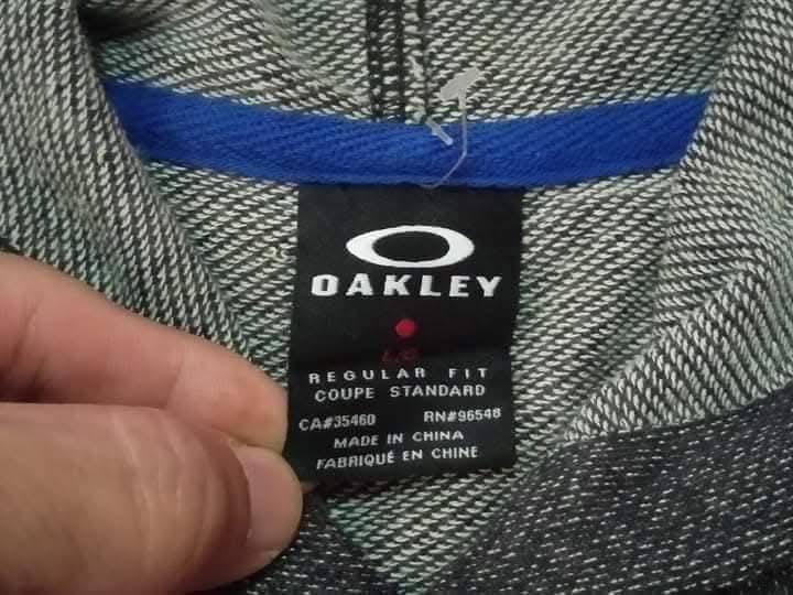 OAKLAY / REGULAR FIT เสื้อฮู๊ดสีโทนดำเทา เนื้อผ้าไม่หนา ยืดหยุ่น ใส่สบาย สภาพดีมาก ไม่มีตำหนิ ป้ายแคร์ตะเข็บในถูกตัดออก รูปที่ 5