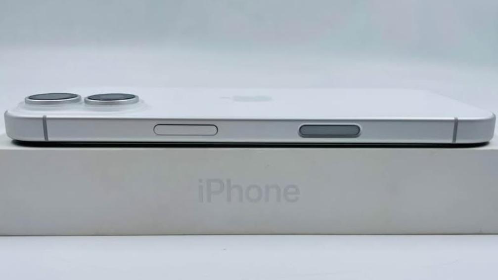 iPhone 16 128GB White 7