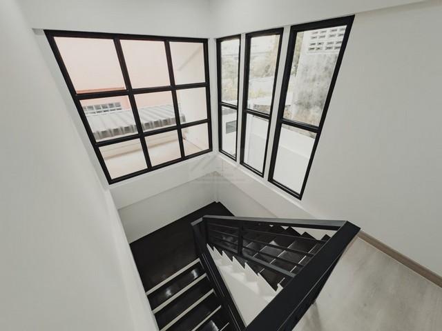 ให้เช่า ขาย บ้านเดี่ยว หลังมุม ซอยพัฒนาการ 12 ใกล้ทางด่วน เอกมัย ทองหล่อ บ้าน renovate ใหม่ ทั้งหลัง พื้นที่โปร่ง สบาย เหมาะทำออฟฟิศขนาดเล็ก 9
