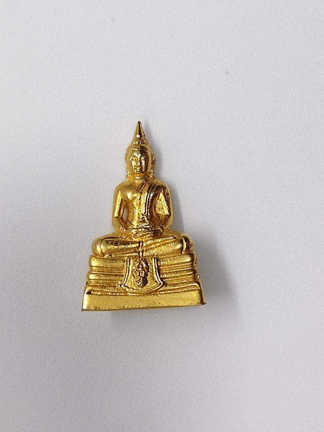 พระพุทธโสธรเล็ก รุ่นสร้างพระอุโบสถ วัดโสธรวราราม จ.ฉะเชิงเทรา ปี 2545 (เนื้อกะไหล่ทอง)