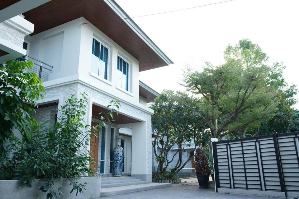 U1456 ให้เช่าบ้านเดี่ยว 2 ชั้น หมู่บ้านโฮมเพลส รามคำแหง 140 ใกล้มอเตอร์เวย์ บ้านพร้อมเฟอร์บางส่วน ทำเลดีเดินทางสะดวกเข้าอกได้หลายทาง 2