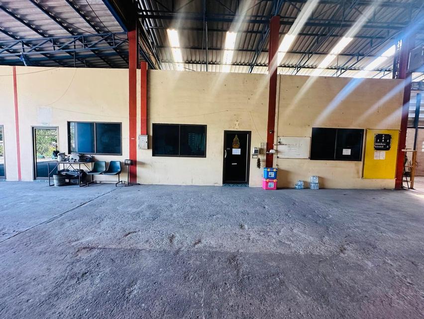 ขายที่ดินพร้อมสิ่งปลูกสร้าง โกดัง-โรงงาน เนื้อที่ 2-2-35ไร่ ติดถนนทำเลดี ใกล้บ้านหัวกุญแจ ตำบลคลองกิ่ว อำเภอบ้านบึง ชลบุรี มีโรงรถ บ้านพักคนงาน 3