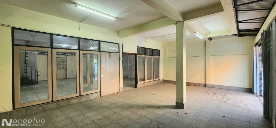 69030200 : ขายทาวน์เฮ้าส์ 2 ชั้นหลังมุม 2 หลังติด พร้อมต่อเติมหน้าบ้าน เนื้อที่หลังละ 15 ตารางวา รวม 30 ตารางวา ถนนเอกชัย 30 จอมทอง กรุงเทพฯ ทำเลดี เด 5