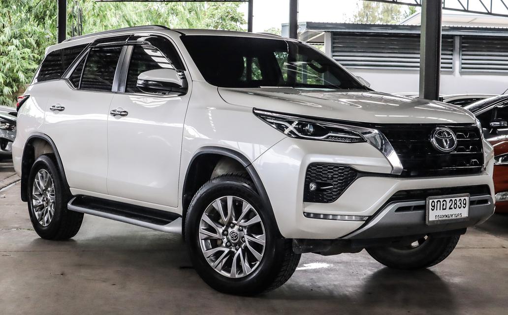 ขาย TOYOTA FORTUNER 2.4 V ปี 2021 ไมล์แท้ 30,000 กม.