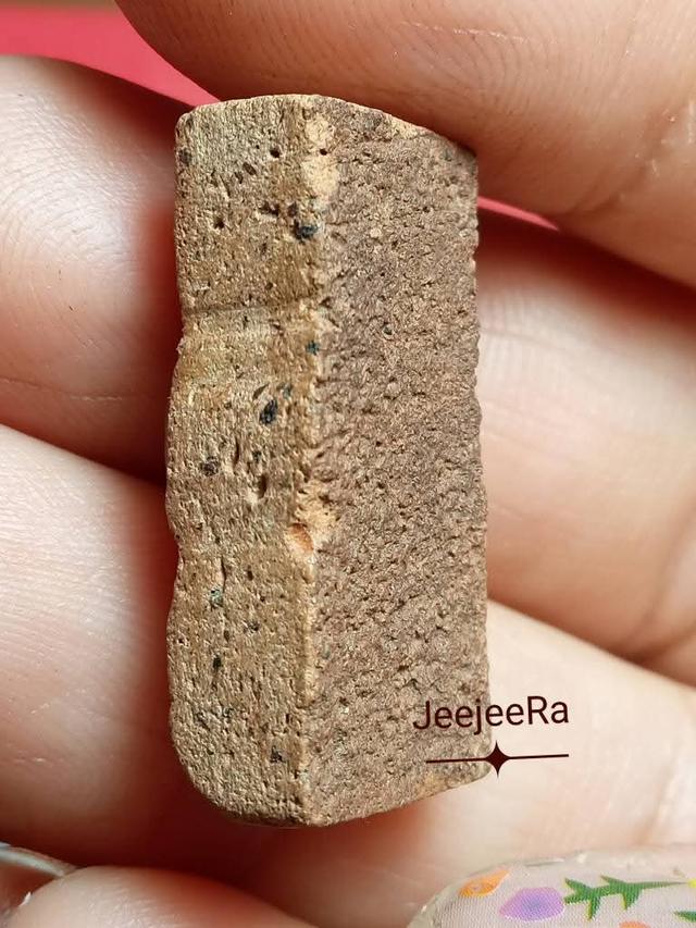 พระกรุนาดูนพิมพ์ตุ๊กตา ตัดสามองค์ รูปที่ 3