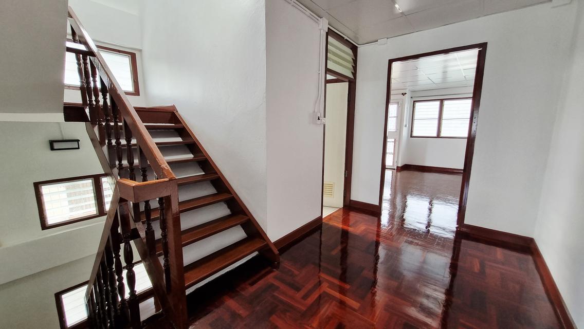 บ้านทาวน์เฮ้าส์ 3 ชั้น 10