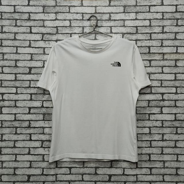 เสื้อยืด The North Face ลายโลโก้ด้านหลัง สีขาว