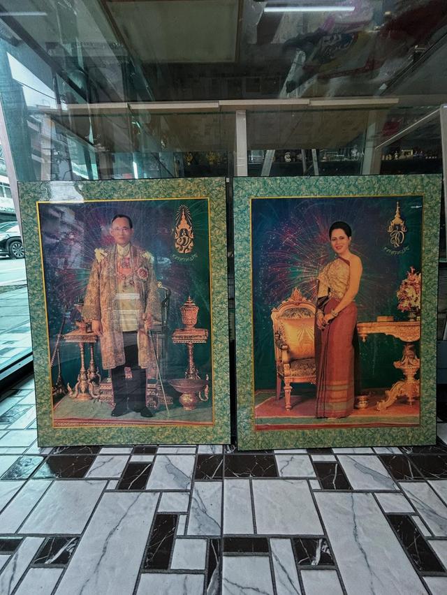 ชุด 2 ภาพรัชกาลที่ 9 และ พระราชินี พร้อมกรอบไม้ 9