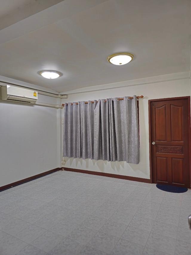 ขายถูก‼️ ทาวเฮ้าส์พร้อมอยู่ใกล้ตลาด หมู่บ้านสินทวี บางมด หาของกินง่าย ทำเลค้าขายได้ ใกล้แหล่งอำนวยความสะดวก 7