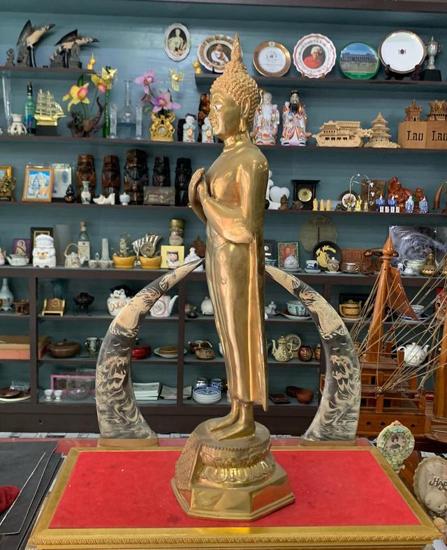 พระพุทธรูป องค์ใหญ่ เนื้อทองเหลือง 5