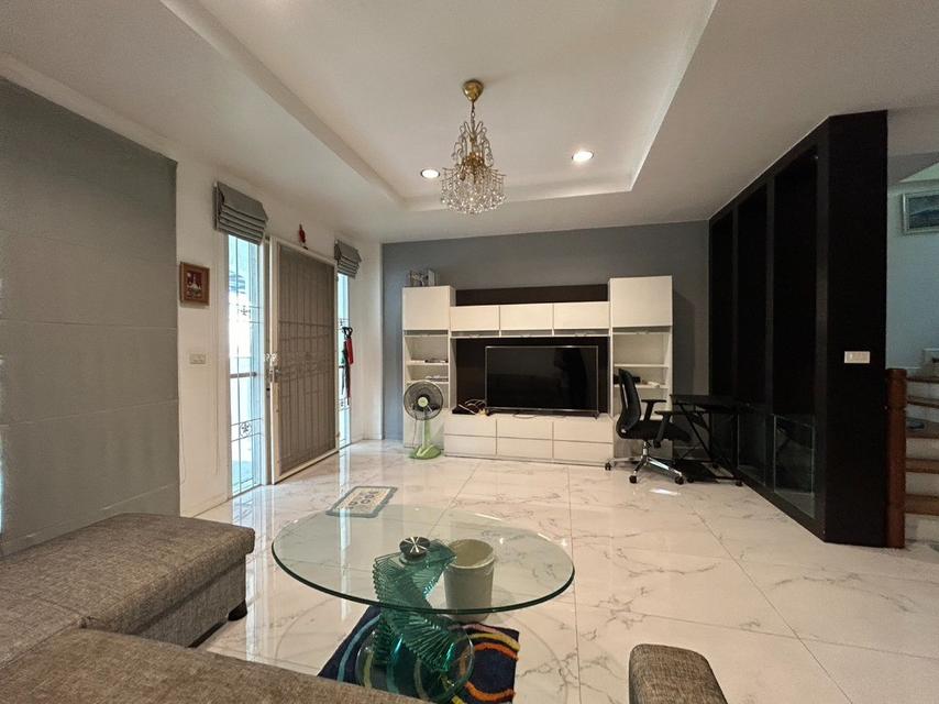 ให้เช่าทาวน์โฮม 3 ชั้น หมู่บ้านกลางเมือง ศรีนครินทร์-พัฒนาการ ใกล้รถไฟฟ้าสายสีเหลือง สถานีหัวหมาก (N.1950) 2