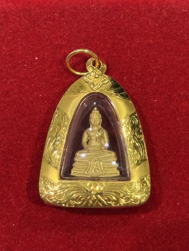 พระพุทธโสธร วัดโสธรวราราม รุ่นอุดมโชคโภคทรัพย์ เนื้อทองคำ พิมพ์กลาง พ.ศ 2550 จังหวัดฉะเชิงเทรา