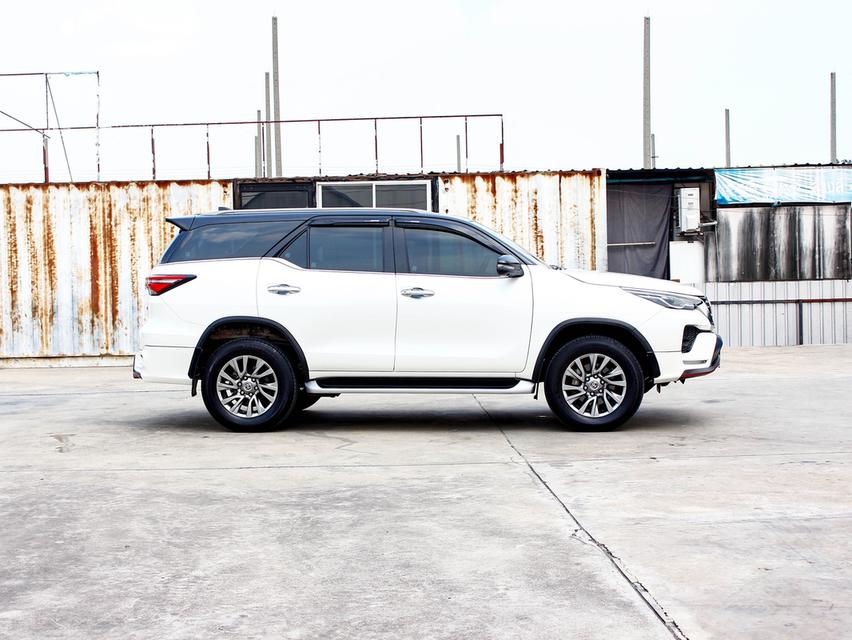 TOYOTA FORTUNER 2.4 V 4WD LEADER ปี 2022 โฉม ปี 15-ปัจจุบัน เครื่องดีเซล เกียร์ Auto สีขาว 7 ที่นั่ง ไมล์แท้เพียง 54,809 km. 3