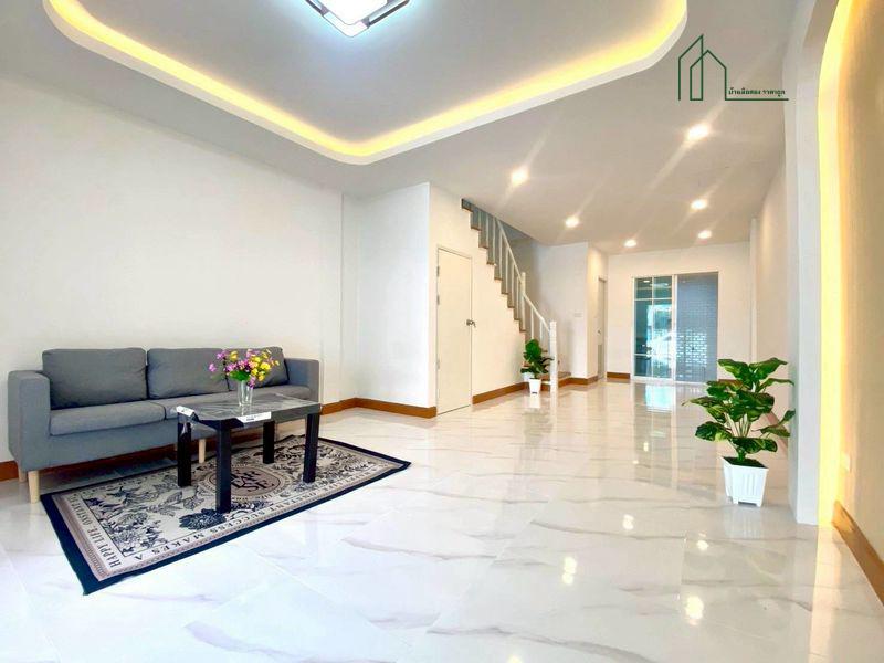 ทาวน์เฮาส์ รีโนเวทใหม่ หมู่บ้านปิยวรารมย์ ถนนบ้านกล้วย-ไทรน้อย ฟรีโอน