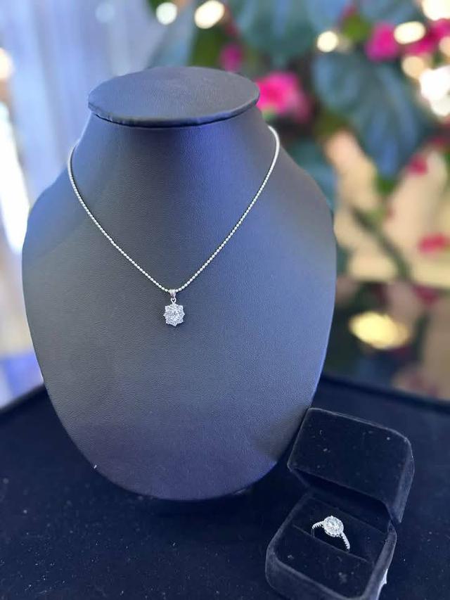 จี้เพชรพร้อมสร้อยคอ และ แหวนเพชร ดีไซน์โดดเด่น งานผีมือละเอียดประณีต เพชรน้ำงาม พร้อมใส่ออกงาน - ปุอามี่ Diamond Lap Rama2 (083-2469526)